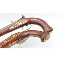Armes de Poing BELLE PAIRE DE PISTOLETS A SILEX VON DER FECHT. JUN: A BERLIN  1763-1812 DAMAS ORIENTAL - ALLEMANGE XVIIIè {PRODU