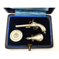 Armes de Poing PISTOLET A PERCUSSION MINIATURE + ACCESSOIRES EN COFFRET BREVETE S.G.D.G. {PRODUCT_REFERENCE} - 2