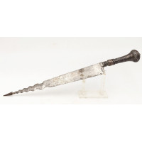 Coutellerie CURIEUX LONG STYLET DE CHASSE EN FER   FORTE LAME FLAMBOYANTE ET POINTE FLECHE À CROCHETS - FRANCE XIXè {PRODUCT_REF