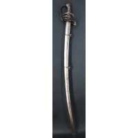 Armes Blanches GUEYTON ORFÈVRE SABRE DE PRÉSENT OFFERT AU CAPITAINE DE LINIERS EN 1861 PAR LA SECTION DE CAVALERIE DE SAINT-CYR 