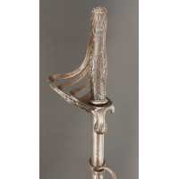 Armes Blanches GUEYTON ORFÈVRE SABRE DE PRÉSENT OFFERT AU CAPITAINE DE LINIERS EN 1861 PAR LA SECTION DE CAVALERIE DE SAINT-CYR 