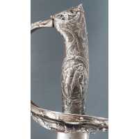 Armes Blanches GUEYTON ORFÈVRE SABRE DE PRÉSENT OFFERT AU CAPITAINE DE LINIERS EN 1861 PAR LA SECTION DE CAVALERIE DE SAINT-CYR 