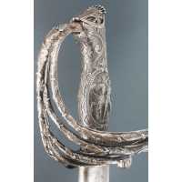 Armes Blanches GUEYTON ORFÈVRE SABRE DE PRÉSENT OFFERT AU CAPITAINE DE LINIERS EN 1861 PAR LA SECTION DE CAVALERIE DE SAINT-CYR 