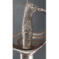 Armes Blanches GUEYTON ORFÈVRE SABRE DE PRÉSENT OFFERT AU CAPITAINE DE LINIERS EN 1861 PAR LA SECTION DE CAVALERIE DE SAINT-CYR 