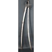 Armes Blanches GUEYTON ORFÈVRE SABRE DE PRÉSENT OFFERT AU CAPITAINE DE LINIERS EN 1861 PAR LA SECTION DE CAVALERIE DE SAINT-CYR 