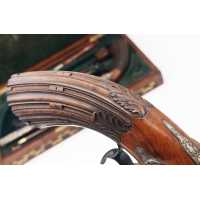 Armes de Poing CASSETTE NECESSAIRE DE DUEL PAIRE PISTOLETS PAR BOURDON A ETAMPES  1845 / 1855 - FRANCE XIXè {PRODUCT_REFERENCE} 