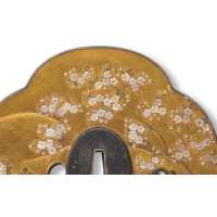 Art du Japon TSUBA ORNEMENTÉ D'UN SUPERBE TRAVAIL EN SHIBAYAMA, SIGNATURE DE YASUYOSHI ACTIF FIN XIXè - JAPON PÉRIODE MEIJI {PRO