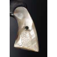 Pièces détachées en ligne PAIRE DE PLAQUETTES EN NACRE POUR REVOLVER COLT95 ET DÉRIVÉS COLT 1889 / 1895 / 1901 ETC {PRODUCT_REFE