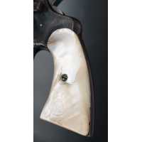 Pièces détachées en ligne PAIRE DE PLAQUETTES EN NACRE POUR REVOLVER COLT95 ET DÉRIVÉS COLT 1889 / 1895 / 1901 ETC {PRODUCT_REFE