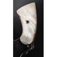 Pièces détachées en ligne PAIRE DE PLAQUETTES EN NACRE POUR REVOLVER COLT95 ET DÉRIVÉS COLT 1889 / 1895 / 1901 ETC {PRODUCT_REFE