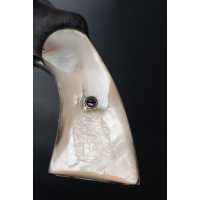 Pièces détachées en ligne PAIRE DE PLAQUETTES EN NACRE POUR REVOLVER COLT95 ET DÉRIVÉS COLT 1889 / 1895 / 1901 ETC {PRODUCT_REFE