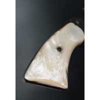 Pièces détachées en ligne PAIRE DE PLAQUETTES EN NACRE POUR REVOLVER COLT95 ET DÉRIVÉS COLT 1889 / 1895 / 1901 ETC {PRODUCT_REFE