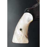 Pièces détachées en ligne PAIRE DE PLAQUETTES EN NACRE POUR REVOLVER COLT95 ET DÉRIVÉS COLT 1889 / 1895 / 1901 ETC {PRODUCT_REFE