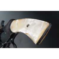 Pièces détachées en ligne PAIRE DE PLAQUETTES EN NACRE POUR REVOLVER COLT95 ET DÉRIVÉS COLT 1889 / 1895 / 1901 ETC {PRODUCT_REFE