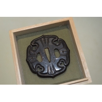 Arts & Armes du Japon TSUBA WAKIZASHI  INOME NI AIO GATA   EN CUIR LAQUEE NOIR  -   Japon époque Meiji {PRODUCT_REFERENCE} - 1