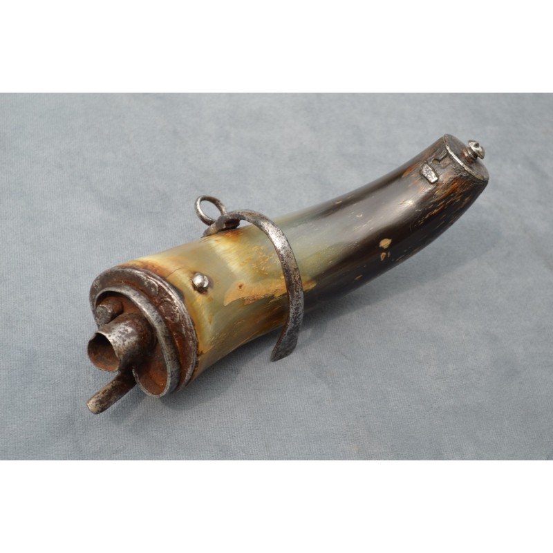 Divers POIRE A POUDRE MILITAIRE XVIIIè TROUPE A PIED 1730-1780 - France Ancienne Monarchie {PRODUCT_REFERENCE} - 1 Divers POIRE A POUDRE MILITAIRE XVIIIè TROUPE A PIED 1730-1780 - France Ancienne Monarchie {PRODUCT_REFERENCE} - 1