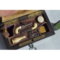 Armes de Poing COFFRET MINIATURE PAIRE PISTOLETS VOYAGE & ACCESSOIRES  - Belgique XIXè  - 2