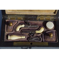 COFFRET MINIATURES PAIRE PISTOLETS VOYAGE & ACCESSOIRES