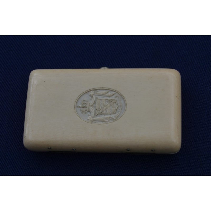 BEL ETUI A CIGARE EN IVOIRE AVEC BLASON SAXON SOUS COURONNE XIXè BEL ETUI A CIGARE EN IVOIRE AVEC BLASON SAXON SOUS COURONNE XIXè