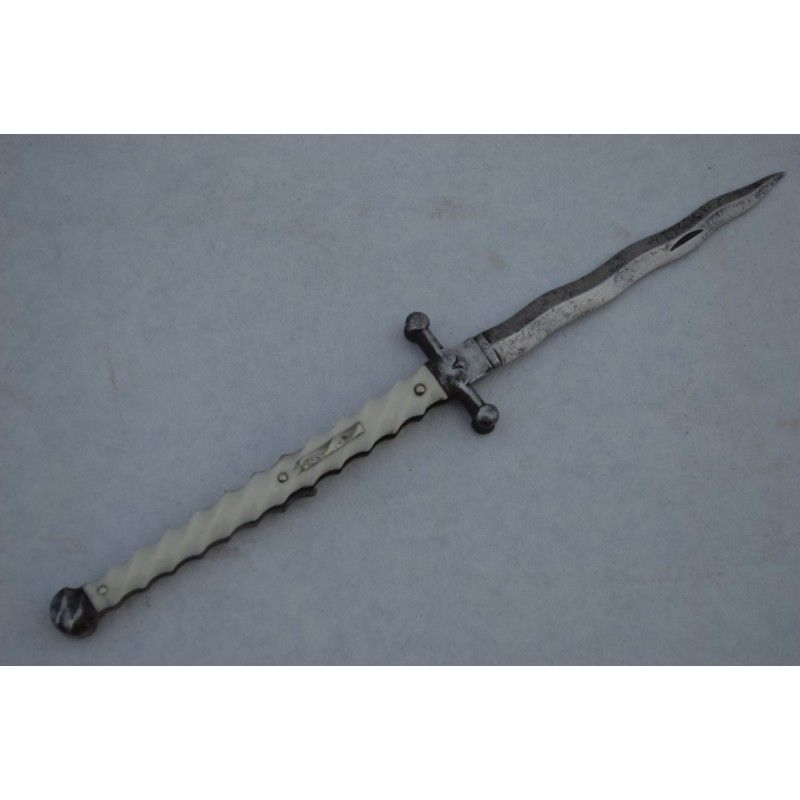 COUTEAU PLIANT CHATELLERAULT A LAME FLAMBOYANTE COUTEAU PLIANT CHATELLERAULT A LAME FLAMBOYANTE