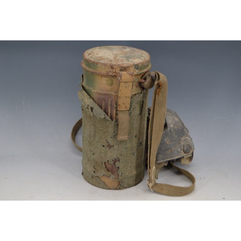 Archives  BOITIER DE MASQUE ANTI GAZ CAMOUFLAGE TROIS TONS - ALLEMAGNE WW2 {PRODUCT_REFERENCE} - 1
