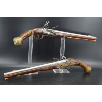 Armes de Poing PAIRE DE LONGS PISTOLETS A SILEX PAR RENOIS VERS 1740 - France XVIIIe {PRODUCT_REFERENCE} - 1