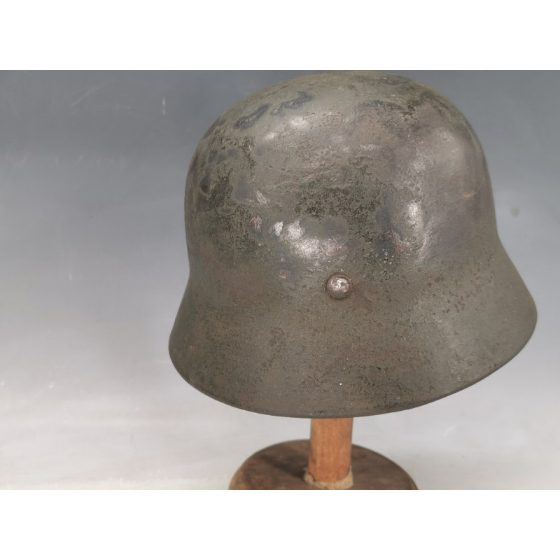 Casque allemand modèle 1916 feldgrau, nominatif, avec impact