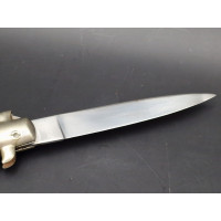 Couteaux Anciens & Divers COUTEAU  AUTOMATIQUE INOX   DOURIS CHASTEL " HALLALI "  IMITATION CORNE années 1960's   - France XXè {