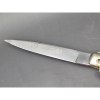 Couteaux Anciens & Divers COUTEAU  AUTOMATIQUE INOX   DOURIS CHASTEL " HALLALI "  IMITATION CORNE années 1960's   - France XXè {