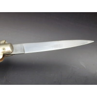 Couteaux Anciens & Divers COUTEAU  AUTOMATIQUE INOX   DOURIS CHASTEL " HALLALI "  IMITATION CORNE années 1960's   - France XXè {