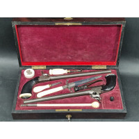 Armes de Poing PAIRE de PISTOLETS à COFFRE & BALLES FORCEES  en COFFRET  ACCESSOIRES & DAGUE vers 1850  -  BELGIQUE XIXè {PRODUC