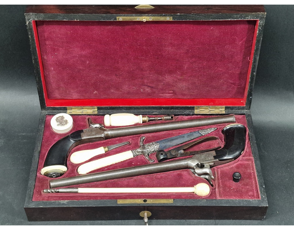 Armes de Poing PAIRE de PISTOLETS à COFFRE & BALLES FORCEES  en COFFRET  ACCESSOIRES & DAGUE vers 1850  -  BELGIQUE XIXè {PRODUC