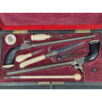 Armes de Poing PAIRE de PISTOLETS à COFFRE & BALLES FORCEES  en COFFRET  ACCESSOIRES & DAGUE vers 1850  -  BELGIQUE XIXè {PRODUC