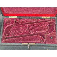 Armes de Poing PAIRE de PISTOLETS à COFFRE & BALLES FORCEES  en COFFRET  ACCESSOIRES & DAGUE vers 1850  -  BELGIQUE XIXè {PRODUC