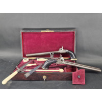 Armes de Poing PAIRE de PISTOLETS à COFFRE & BALLES FORCEES  en COFFRET  ACCESSOIRES & DAGUE vers 1850  -  BELGIQUE XIXè {PRODUC