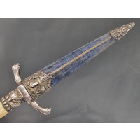Armes de Poing PAIRE de PISTOLETS à COFFRE & BALLES FORCEES  en COFFRET  ACCESSOIRES & DAGUE vers 1850  -  BELGIQUE XIXè {PRODUC