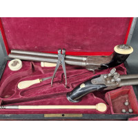 Armes de Poing PAIRE de PISTOLETS à COFFRE & BALLES FORCEES  en COFFRET  ACCESSOIRES & DAGUE vers 1850  -  BELGIQUE XIXè {PRODUC