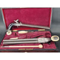 Armes de Poing PAIRE de PISTOLETS à COFFRE & BALLES FORCEES  en COFFRET  ACCESSOIRES & DAGUE vers 1850  -  BELGIQUE XIXè {PRODUC