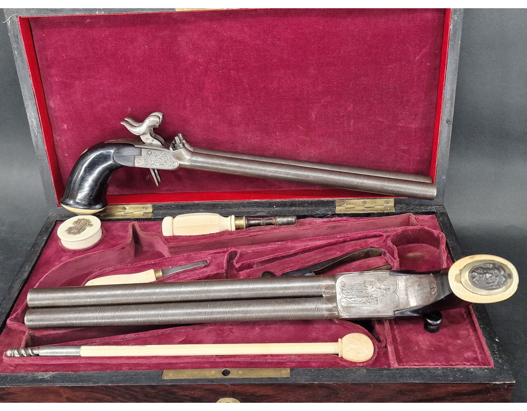 Armes de Poing PAIRE de PISTOLETS à COFFRE & BALLES FORCEES  en COFFRET  ACCESSOIRES & DAGUE vers 1850  -  BELGIQUE XIXè {PRODUC