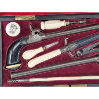 Armes de Poing PAIRE de PISTOLETS à COFFRE & BALLES FORCEES  en COFFRET  ACCESSOIRES & DAGUE vers 1850  -  BELGIQUE XIXè {PRODUC