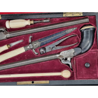 Armes de Poing PAIRE de PISTOLETS à COFFRE & BALLES FORCEES  en COFFRET  ACCESSOIRES & DAGUE vers 1850  -  BELGIQUE XIXè {PRODUC