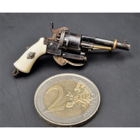Handguns MINUSCULE REVOLVER A BROCHE CALIBRE 2MM BIJOUTIER MONTER EN BROCHE 1870 - FRANCE XIXè {PRODUCT_REFERENCE} - 1