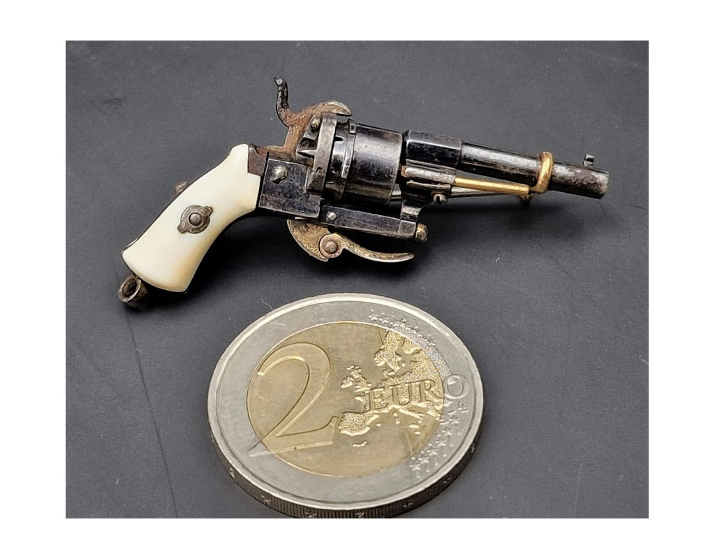 Armes de Poing MINUSCULE REVOLVER A BROCHE CALIBRE 1MM BIJOUTIER MONTER EN BROCHE 1870 - FRANCE XIXè {PRODUCT_REFERENCE} - 1