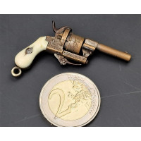 Handguns MINUSCULE REVOLVER A BROCHE CALIBRE 2MM EN BRONZE DE  BIJOUTIER  VERS 1870  -  FRANCE XIXè {PRODUCT_REFERENCE} - 1