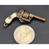 Armes de Poing MINUSCULE REVOLVER A BROCHE CALIBRE 2MM EN BRONZE DE  BIJOUTIER  VERS 1870  -  FRANCE XIXè {PRODUCT_REFERENCE} - 