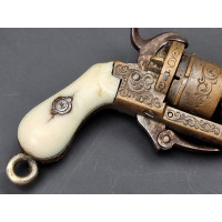 Armes de Poing MINUSCULE REVOLVER A BROCHE CALIBRE 1MM EN BRONZE ARGENTE  PENDENTIF  DE  BIJOUTIER  VERS 1870  -  FRANCE XIXè {P