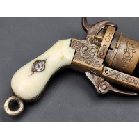 Armes de Poing MINUSCULE REVOLVER A BROCHE CALIBRE 2MM EN BRONZE DE  BIJOUTIER  VERS 1870  -  FRANCE XIXè {PRODUCT_REFERENCE} - 