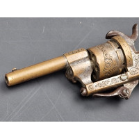 Armes de Poing MINUSCULE REVOLVER A BROCHE CALIBRE 1MM EN BRONZE ARGENTE  PENDENTIF  DE  BIJOUTIER  VERS 1870  -  FRANCE XIXè {P