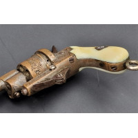 Armes de Poing MINUSCULE REVOLVER A BROCHE CALIBRE 2MM EN BRONZE DE  BIJOUTIER  VERS 1870  -  FRANCE XIXè {PRODUCT_REFERENCE} - 