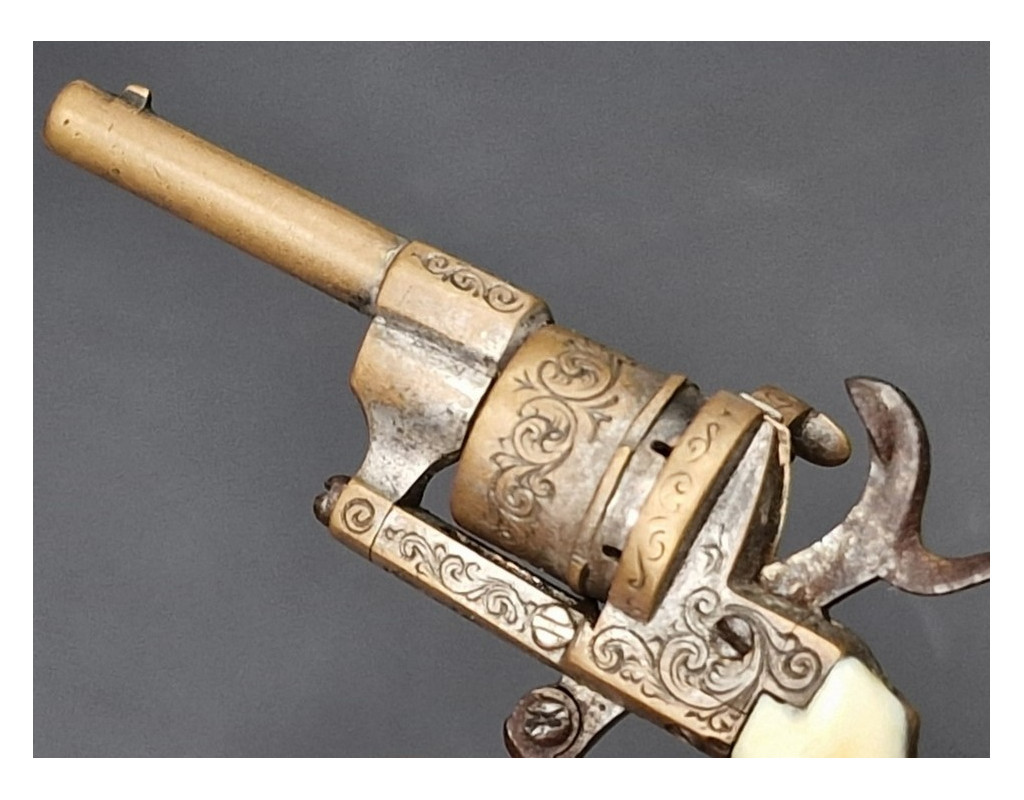 Armes de Poing MINUSCULE REVOLVER A BROCHE CALIBRE 2MM EN BRONZE DE  BIJOUTIER  VERS 1870  -  FRANCE XIXè {PRODUCT_REFERENCE} - 